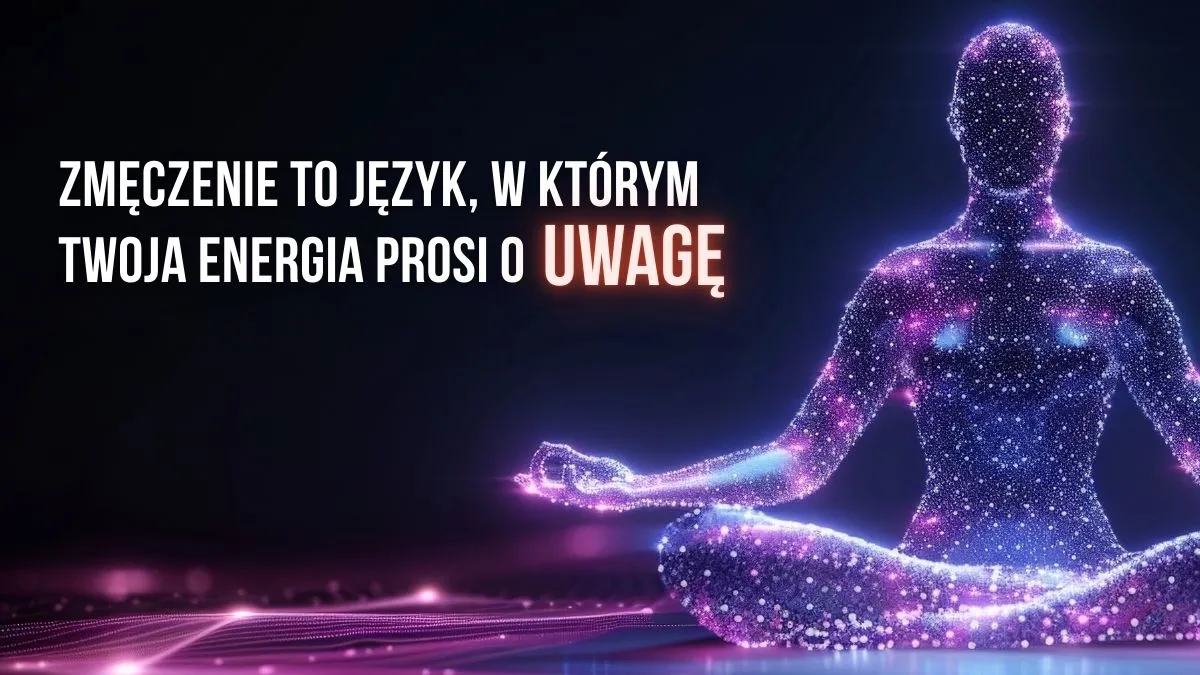Medytująca postać złożona z rozświetlonych punktów, z napisem „Zmęczenie to język, w którym twoja energia prosi o uwagę”