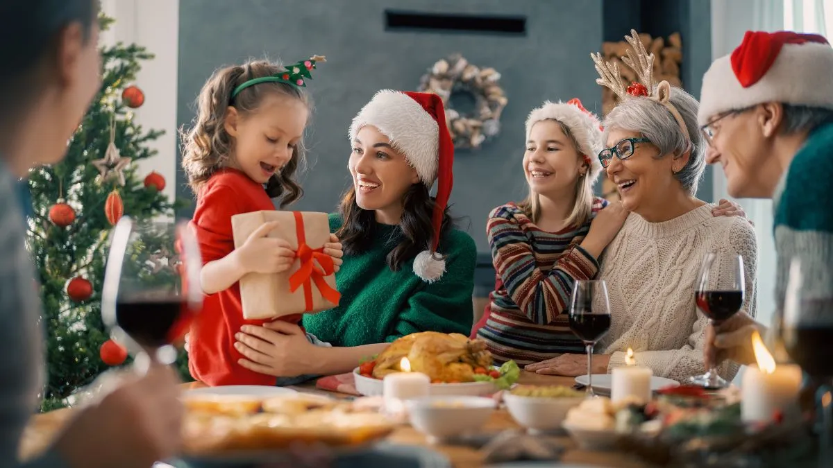 Rodzina przy stole w czasie świąt Bożego Narodzenia