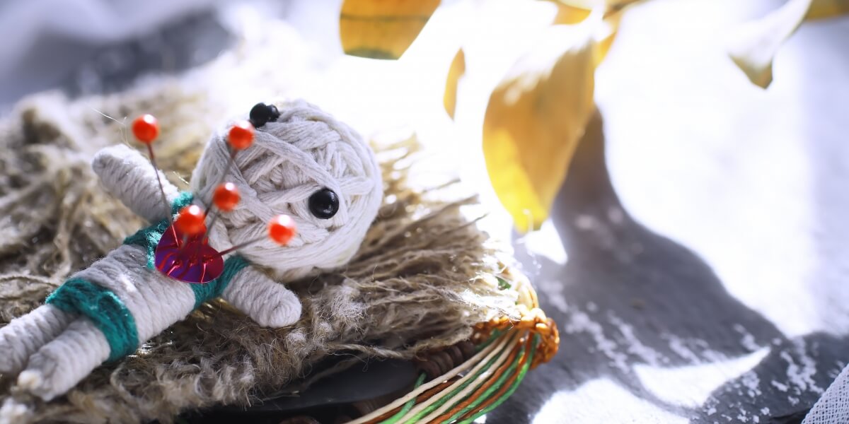 Laleczka voodoo – mistyczny rekwizyt czy nieszkodliwa zabawka?