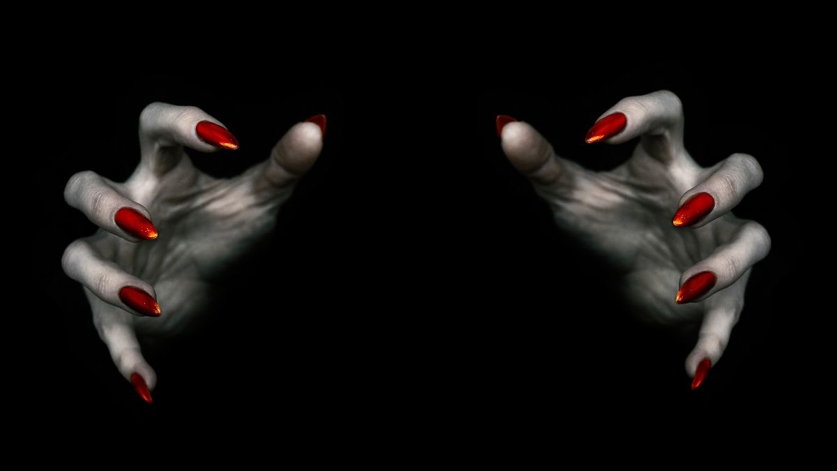 Symboliczne dłonie wampira energetycznego wyciągające się po cudzą energię, metafora manipulacji i drenażu emocjonalnego.”