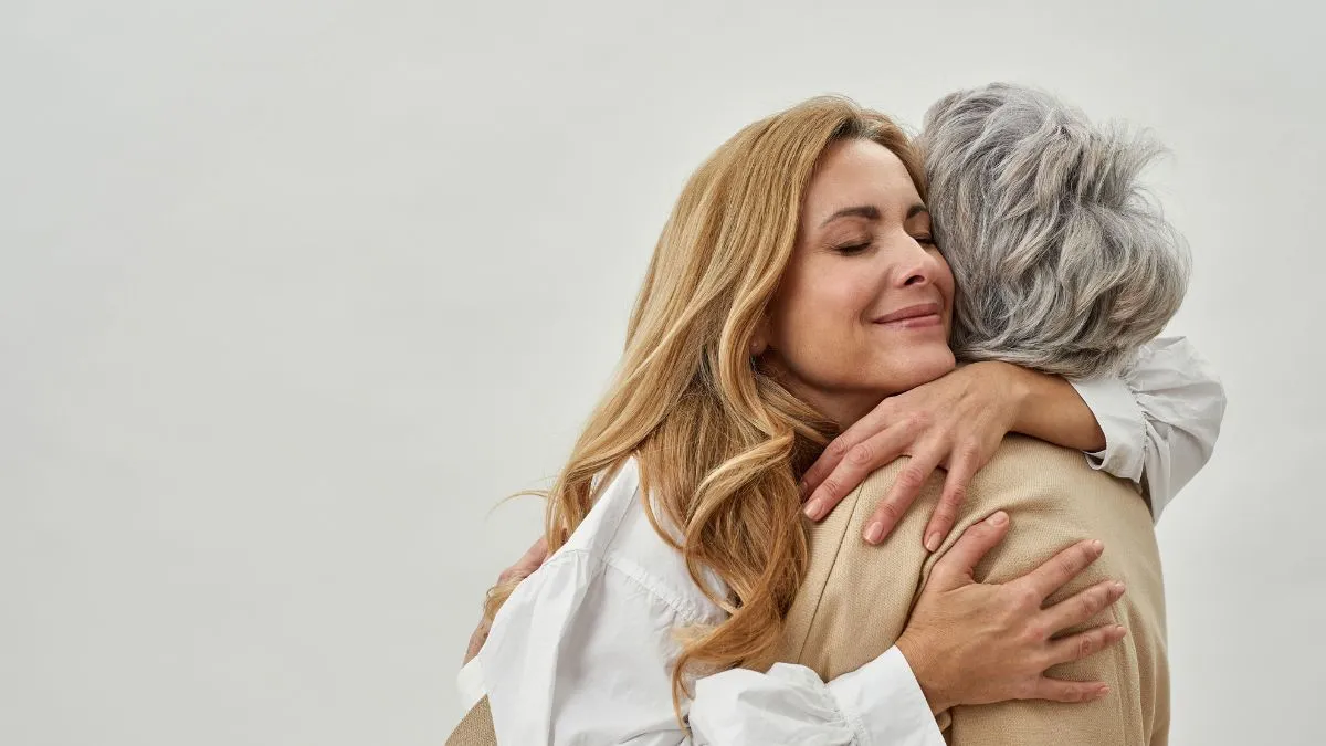 Uścisk dw&oacute;ch kobiet symbolizujący bliskość i pojednanie